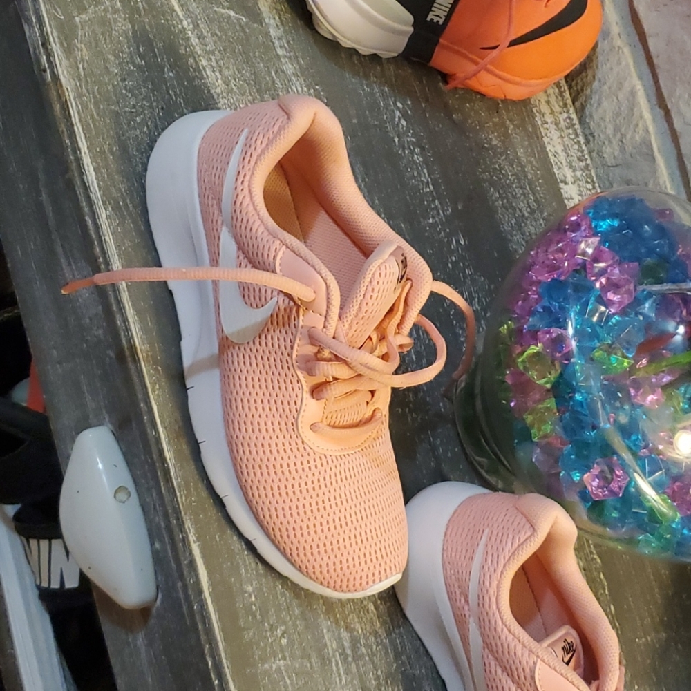 Nike - Picture 3 of 4